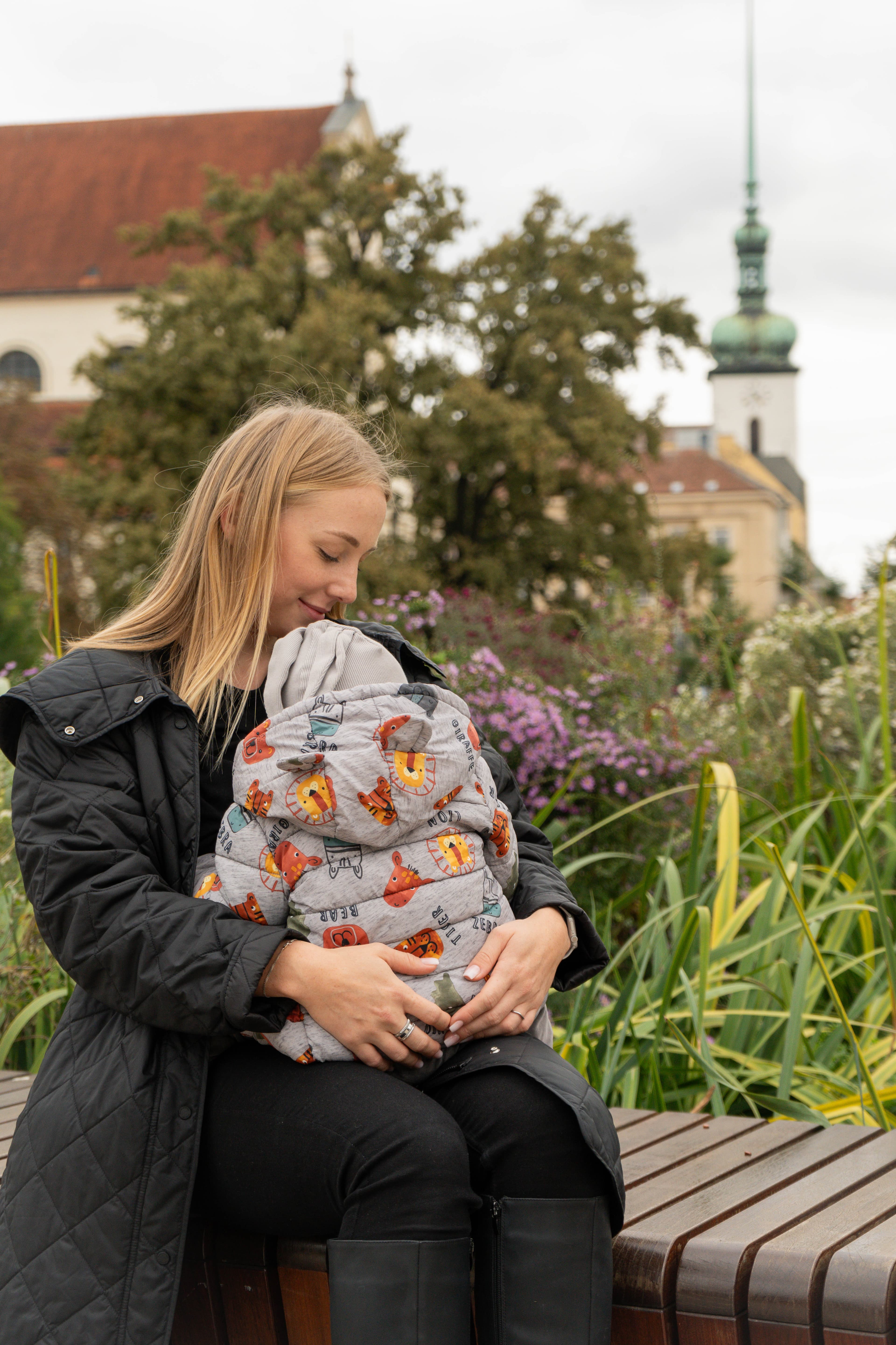 Maminka s miminkem v šátku v Brně